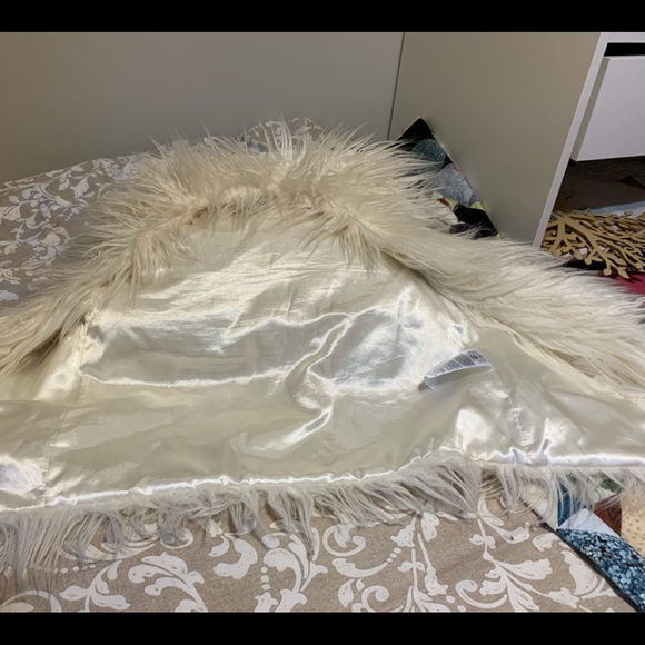 Guess size small vest faux fur. - Picture 5 of 6